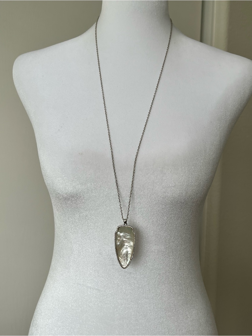 Silver Tone Long Arrow MOP Mother Of Pearl Pendant Necklace 34”